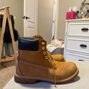 Timberland Tan Leather Boots with Black Collar
